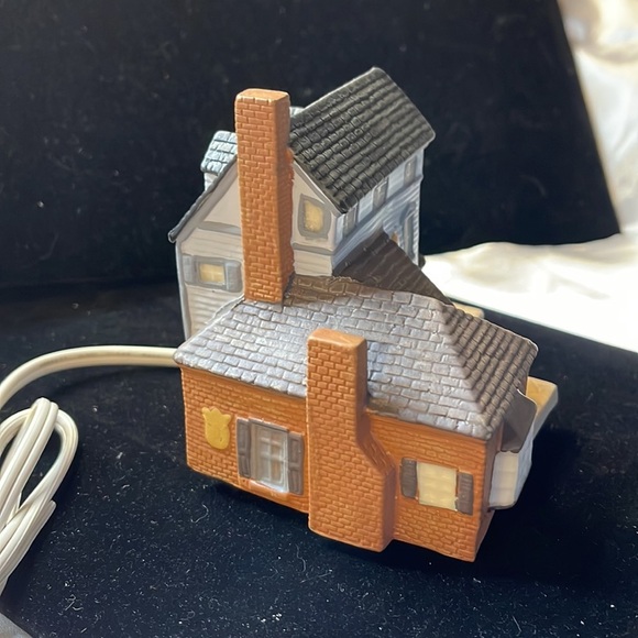 Avon (1989) Vtg Collectible Early American Light Up Village MainHouse - Picture 5 of 10